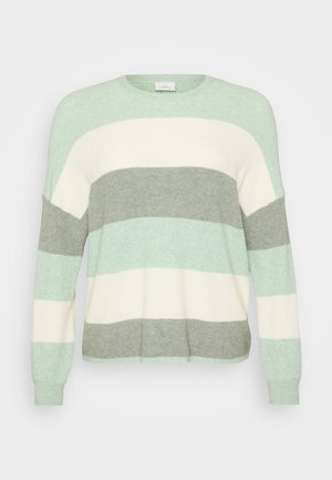 Svetro v svetlo zeleni, kremni in sivi črtasti vzorci z zaobljenim ovratnikom. Narejen iz mehkega materiala, ima dolge Rokave in sproščen kroj.