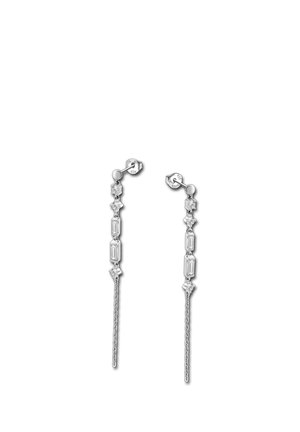 Des boucles d'oreilles pendantes en argent présentent un design en chaine avec des accents rectangulaires et en forme d'étoile, mettant en valeur des pierres précieuses transparentes tout au long de leur longueur.