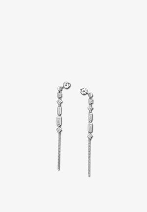 Des boucles d'oreilles pendantes en argent présentent un design en chaine avec des accents rectangulaires et en forme d'étoile, mettant en valeur des pierres précieuses transparentes tout au long de leur longueur.