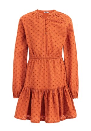 Pomarańczowa sukienka na długi rękaw z haftem kwiatowym w stylu ażurowym, elastyczną talią, zapinanym dekoltem i falbaną na dole.