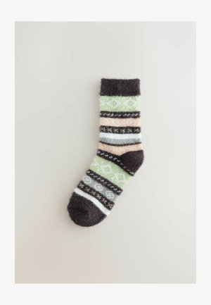 Calzini morbidi con un design a fantasia caratterizzato da strisce verdi, pesche e nere, e una punta marrone. I materiali sembrano morbidi e strutturati.