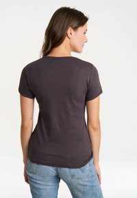 Dunkelgraues, tailliertes T-Shirt mit kurzen Ärmeln und Rundhalsausschnitt, aus weicher Baumwolle, mit glatter Textur und einem schlichten Design ohne sichtbare Grafiken.