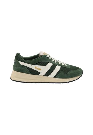 Baskets Gola vertes et blanches avec semelle beige, lacets blancs, tige en mesh et daim, et logo Gola doré sur le côté.