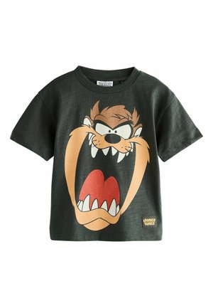 Dunkelgrünes T-Shirt mit kurzen Ärmeln, das ein großes, abgenutztes Grafikdesign eines Cartoon-Charakters zeigt, mit übertriebenen Fangzähnen und offenem Mund.