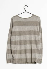 Jersey a rayas marrón claro y plateado en una percha, con un escote amplio, mangas largas y una textura suave.