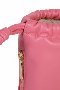 Pink lædertaske med en samlet topdesign, der har en sidelomme med lynlås og guld lynlåsdrag. Glat tekstur med en skinnende finish.