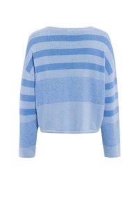 Hellblauer gestrickter Pullover mit horizontalen Streifen in verschiedenen Blautönen, cropped Design, langen Ärmeln und weicher Textur.