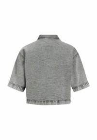 Chaqueta corta de manga corta en denim gris, con un cuello estándar, bordes sin rematar y un acabado texturizado. Sin cierres ni adornos visibles.