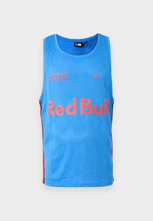 Top de malha azul claro com acentos laterais vermelhos. Apresenta o logótipo da "Red Bull" e o texto "Oracle Red Bull Racing" estampado na frente.