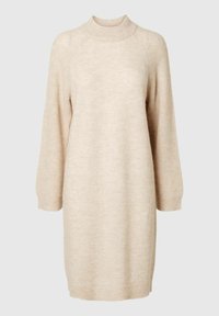 Beige stickad klänning med hög krage, långa ärmar och en lös passform med ribbade muddar. Mjuk textur och medellång design.