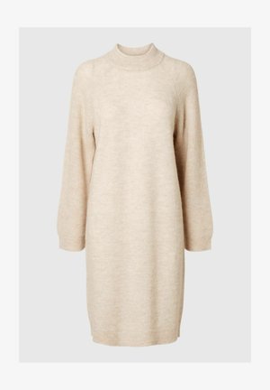 Beige strikket kjole med høy hals, lange ermer og løs passform med ribbestrikkede mansjetter. Myk tekstur og midtlange design.