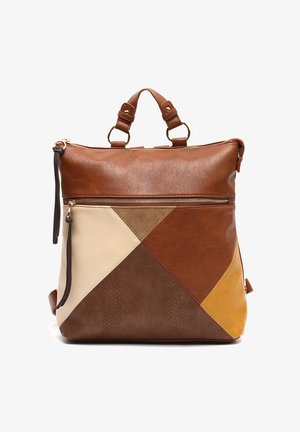 Zaino in pelle marrone con un design geometrico che presenta pannelli color cuoio chiaro, crema, marrone scuro e senape. Include una maniglia superiore e spallacci regolabili.