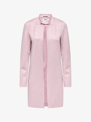 Długie, jasnoróżowe, damskie płaszcze z długimi rękawami, minimalnym kołnierzem i bocznymi kieszeniami, wykonane z miękkiej tkaniny.