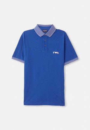 Camisa polo azul de algodón con cuello acanalado que presenta rayas blancas y marinas. Tiene una tapeta de tres botones y un logo en el pecho.