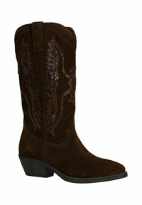 Botte de cowboy en daim marron avec des accents en cuir noir décoratifs et des motifs brodés. Présente une pointe effilée et un petit talon.