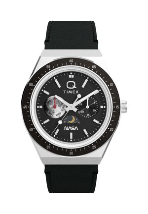 Svart Timex-armbåndsur med sølvfarget urkasse, undermålere for dag og sekunder, månefasevisning og NASA-logo på urskiven.