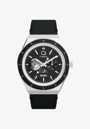 Črna ročna ura Timex s srebrnim ohišjem, podštevilčnicama za dan in sekunde, prikazom lunine faze ter logotipom NASA na številčnici.
