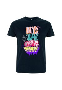 Černé bavlněné tričko s vícemenšími grafickými texty: "NYC", "LA", "Paříž", "Londýn", s hravými tvary a akcenty, uvedenými v různých stylech.