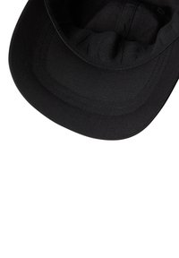 Gorra negra con visera plana y tejido texturizado. El interior tiene un forro suave. Costuras visibles a lo largo de la visera y la corona.