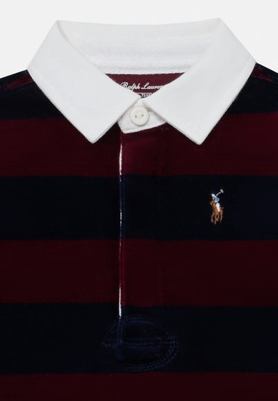 Camiseta polo con cuello blanco, rayas en azul oscuro y burdeos, que presenta un pequeño logo de caballo bordado en el pecho. Hecha de un tejido suave.