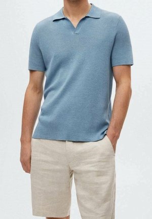 Lichtblauw poloshirt met korte mouwen en V-hals, gemaakt van zacht stof, gecombineerd met beige linnen korte broek voor een ontspannen uitstraling.