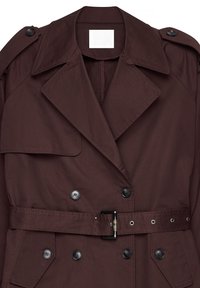 Burgundowa trencz z podwójnym zapięciem, dużymi klapami i czarnymi guzikami; posiada dopasowany pasek i kieszenie boczne.