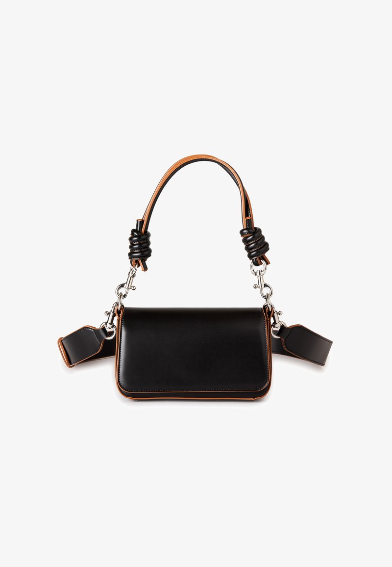 Bolso de mano rectangular de cuero negro con bordes marrones, asa anudada y correa de hombro ancha desmontable con cierres plateados.