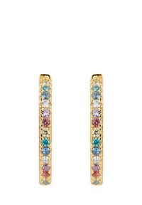 Orecchini a cerchio in oro decorati con una fila di gemme multicolori, tra cui blu, viola e rosa, inserite in un design testurizzato.