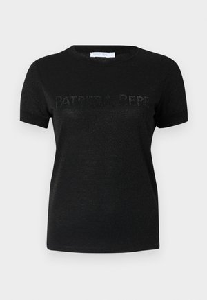 Crna kratka majica s kratkim rukavima izrađena od sjajnog materijala, s teksturiranim logotipom "PATRIZIA PEPE" na prsima. Klasični okrugli izrez.