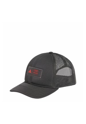 Czarna siateczkowa czapka z daszkiem typu trucker z zakrzywionym daszkiem, z przednią naszywką z czerwonymi logo Adidas i Audi Revolut.