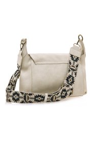 Beige Kunstleder-Crossbody-Tasche mit einem gemusterten Stoffriemen, der geometrische Designs in Schwarz und Creme zeigt. Verstellbarer Riemen und Metallbeschläge.
