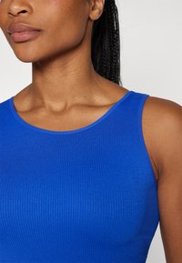 ONLY Play ONPJAIA LIFE SEAM SHORT - Top - surf the web
