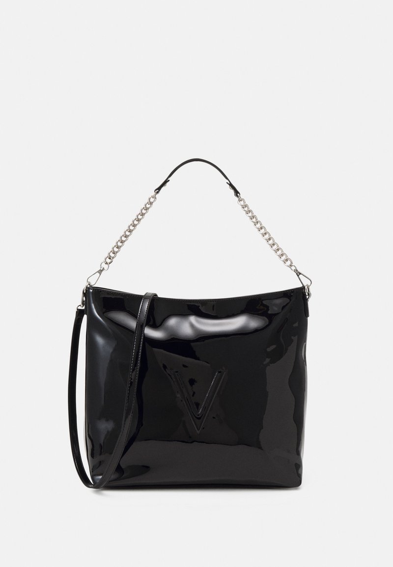 Sac à bandoulière en cuir verni noir au design minimaliste, avec une bandoulière en chaîne et cuir, un logo embossé et une finition brillante.