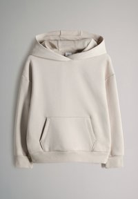 Lichtbeige hoodie met lange mouwen en een voorvak in kangoeroestijl, afgebeeld tegen een effen lichtgrijze achtergrond.