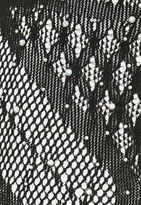 Juodas žuvų tinklo audinys su netaisyklingais raštais, išpuoštais skirtingų dydžių aiškiais kristalais visame paviršiuje. Tekstūruotas ir pusiau permatomas.