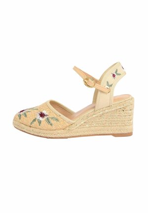 Sandale cu pană bej, textură țesută, broderie florală pe vârf și curea de gleznă cu închidere cu cataramă aurie.