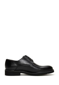 Zapato de vestir de cuero negro con textura suave, punta redondeada, diseño de cordones y suela de goma baja. Estilo minimalista sin adornos visibles.