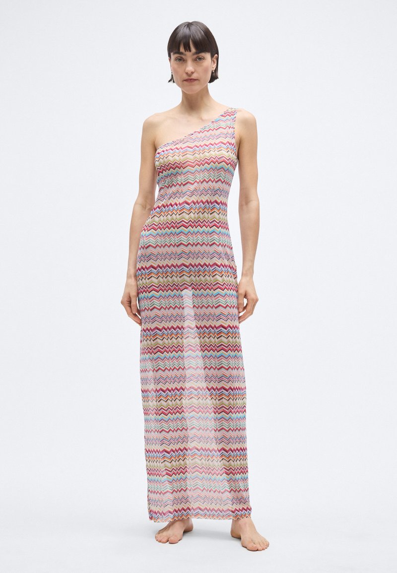 Ühe õlaga pikk kleit läbipaistvast kangast, millel on roosa, türkiissinine ja pruun zigzag-muster. Põrandapikkusega ja keha järgiva lõikega.