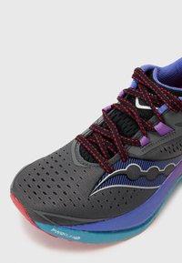 Pantofii sport gri cu partea superioară din plasă, accente roșii, șireturi negre și o talpă intermediară cu un gradient violet. Prezintă orificii de ventilație și un design patternat.