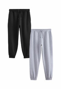 Dos pares de pantalones de chándal: uno en negro y el otro en gris. Ambos cuentan con cinturillas y puños elásticos, hechos de una tela suave y texturizada.