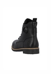 Bottines en cuir noir avec détail de bouton rond, semelle en caoutchouc et talon texturé. Présente des lacets et un intérieur doux pour plus de confort.