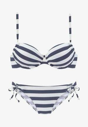 Gestreiftes Bikini-Set in Marineblau und Weiß. Das Oberteil hat geformte Cups mit verstellbaren Trägern; das Unterteil verfügt über seitliche Bindungen und eine moderate Abdeckung.