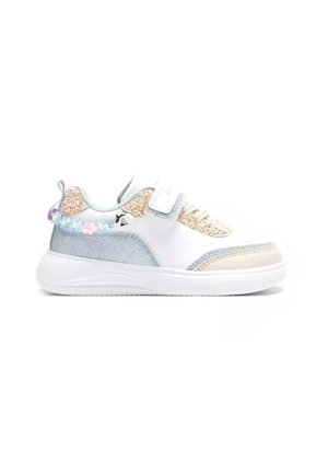 Sneakers bianchi con accenti glitterati e un pannello testurizzato azzurro chiaro. Presentano una fibbia in Velcro, una catena decorativa a forma di fiore e punta arrotondata.