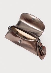 Sac à main en métal marron avec fermeture éclair et bouton-pression. Présente une forme arrondie, une texture lisse et un charme en forme de cœur attaché.