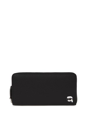 Portefeuille en cuir noir avec une surface texturée, fermeture à glissière et un accent logo argenté à l'avant. Forme rectangulaire, design élégant.