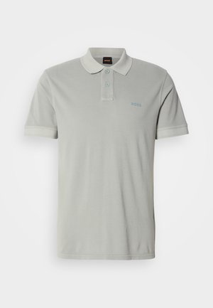 Polo cinza-claro feito de algodão suave, com colarinho clássico, placket de dois botões e um pequeno logotipo azul no peito.