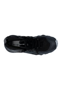 Zwarte sportieve schoen met een geventileerde mesh bovenkant, versterkte neus en een rubberen buitenzool met duidelijke noppen voor grip.