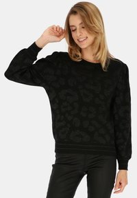 Czarny sweter z teksturowanym wzorem lamparta w metalicznej nici, z długimi rękawami oraz prążkowanym dekoltem i brzegiem.