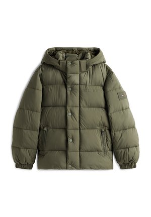 Olīvzaļš pūkains jaka ar kapuci, pogu aizdari priekšā, sānu kabatām un izšūtu tekstūru ar logo detaļu uz piedurknes.