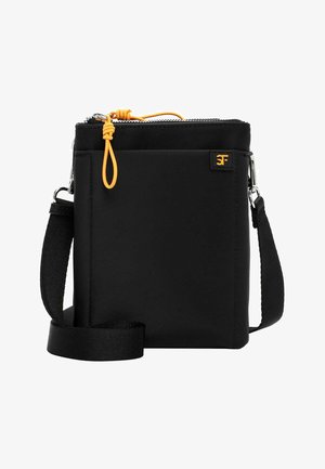 Melnā pleca soma ar regulējamu siksnu, augšējā rāvējslēdzēja aizdare ar oranžu vilkšanas auklu un nelielu logotipa birku priekšējā kabatā.